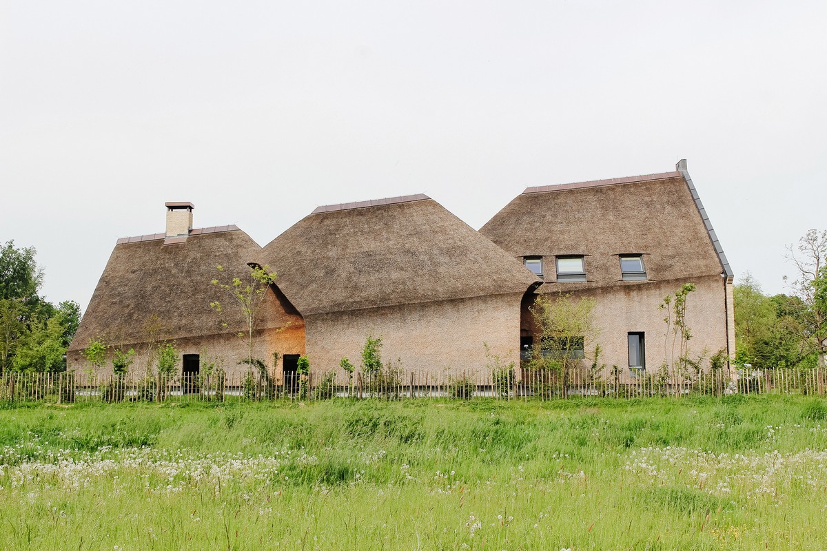 Фермерский дом с соломенной крышей в Нидерландах