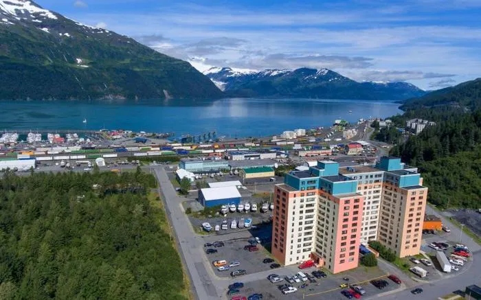 Как люди живут в городе на Аляске, где есть всего один жилой дом