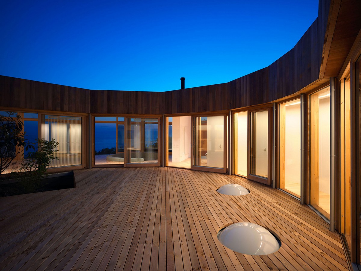 Круглый дом с видом на гору и море в Японии
