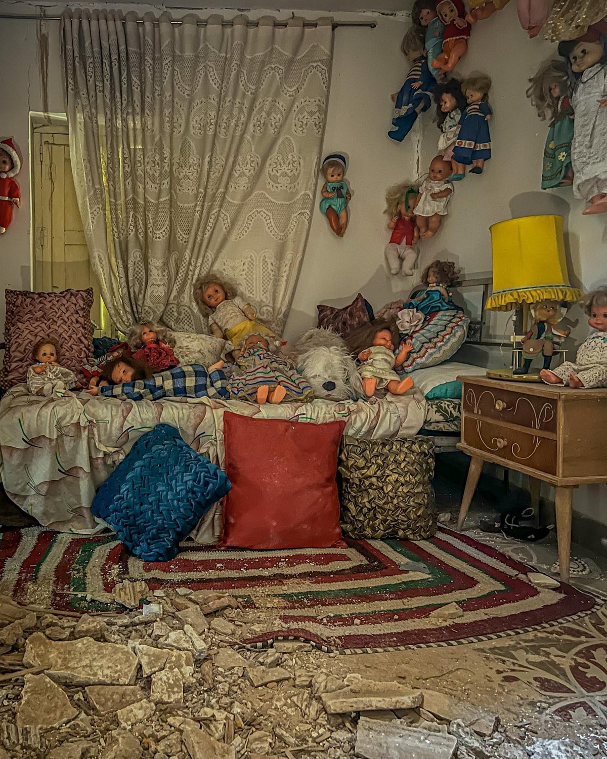 Жуткий заброшенный испанский дом с тысячей кукол