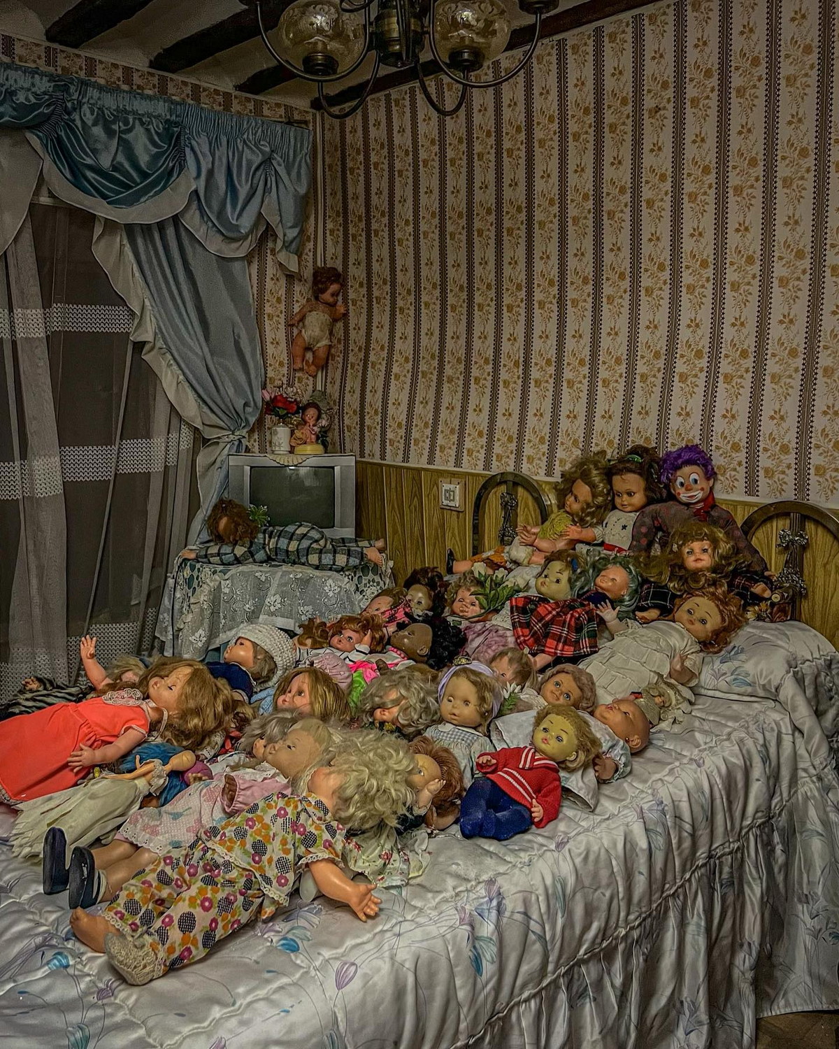 Жуткий заброшенный испанский дом с тысячей кукол