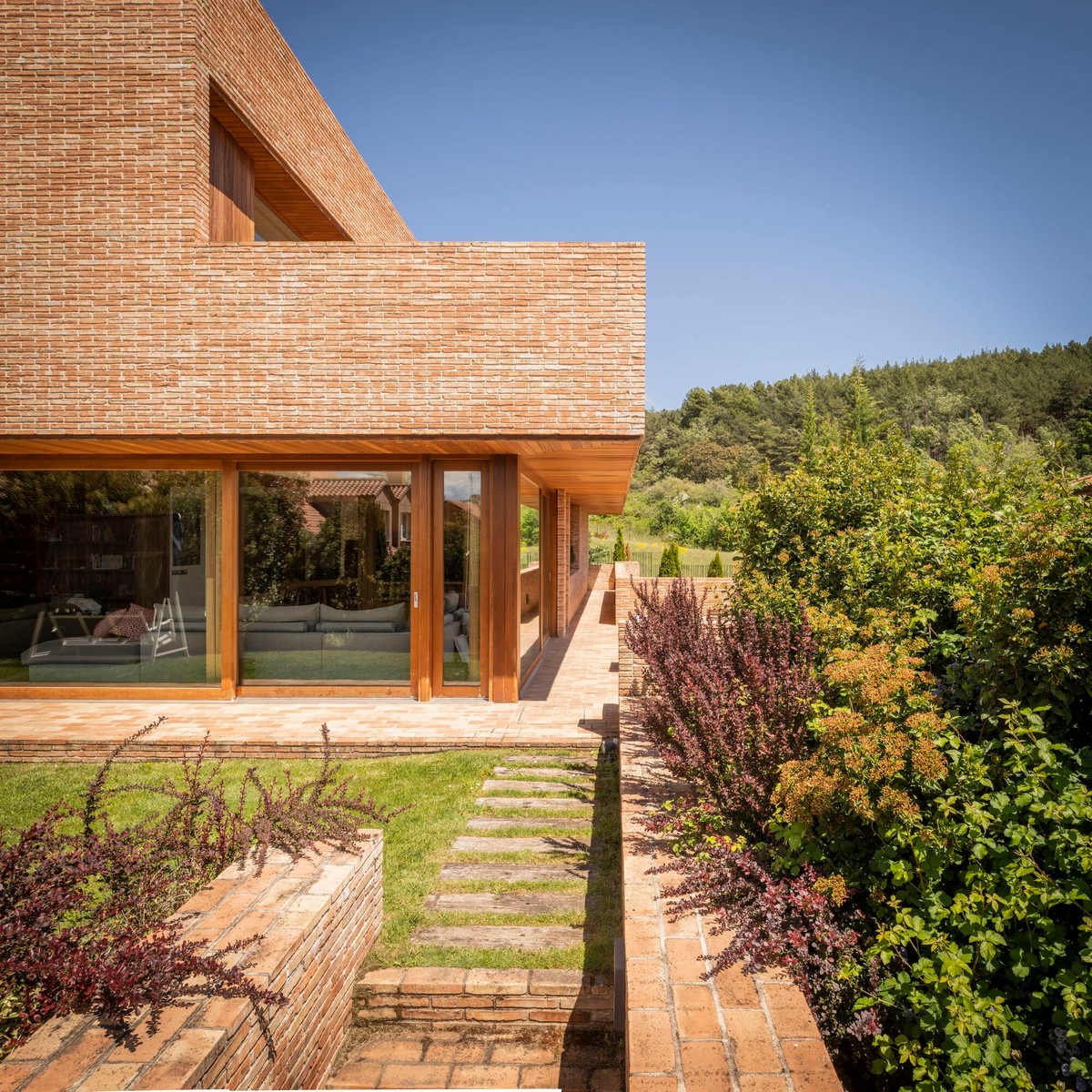 Кирпичный дом с двором возле леса в Испании