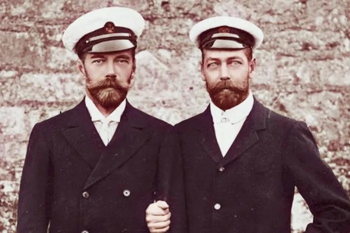 Почему Николай II и английский король Георг V очень похожи друг на друга