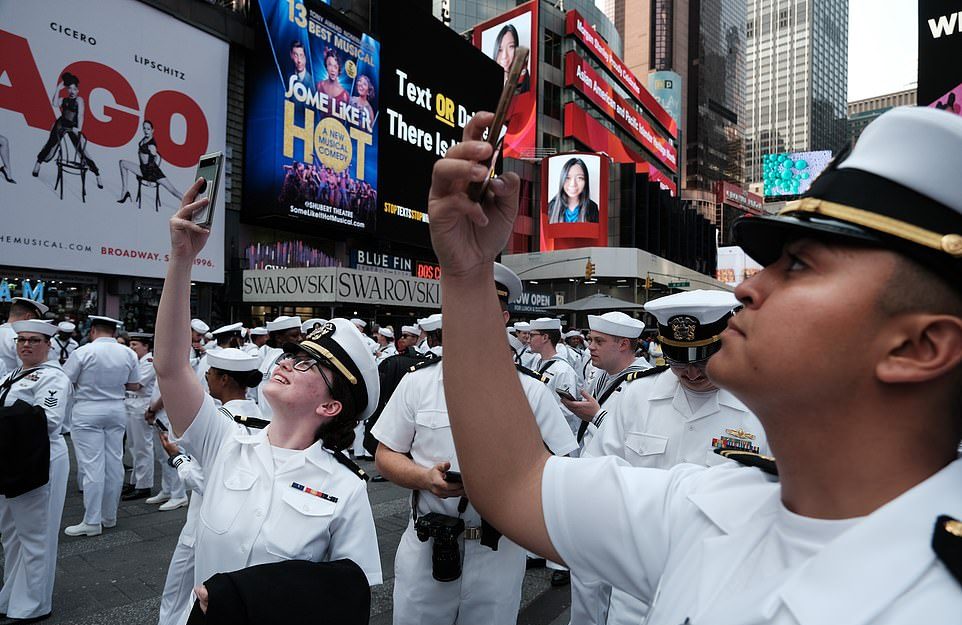Ежегодная неделя флота на Таймс-сквер в Нью-Йорке