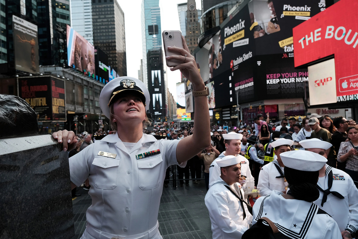 Ежегодная неделя флота на Таймс-сквер в Нью-Йорке