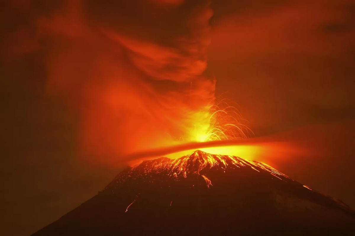 Извержение вулкана Попокатепетль в Мексике