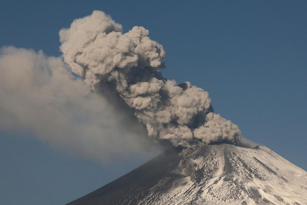 Извержение вулкана Попокатепетль в Мексике