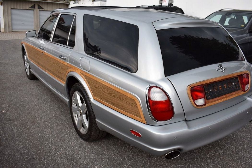 Универсал Bentley Arnage с деревянными панелями и полным приводом