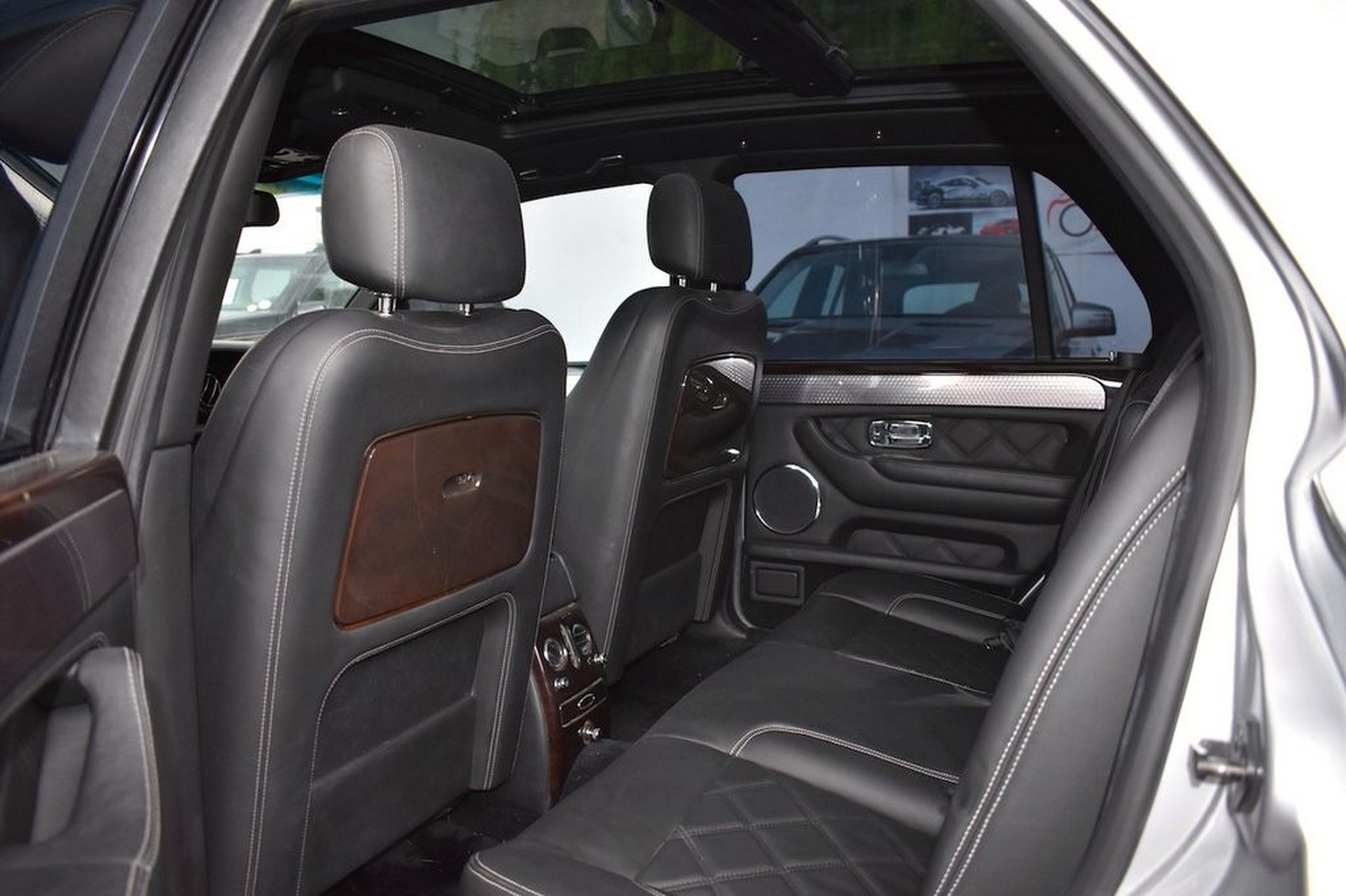 Универсал Bentley Arnage с деревянными панелями и полным приводом