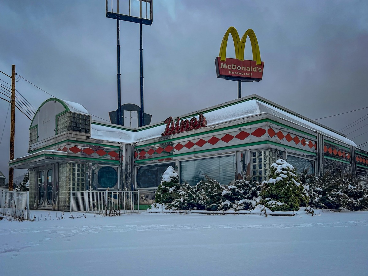 Снимки заброшенной закусочной McDonald's, застывшей во времени
