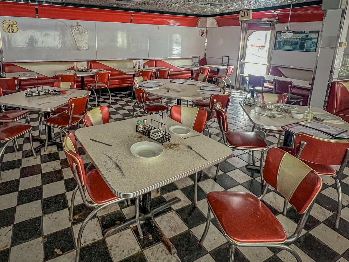 Снимки заброшенной закусочной McDonald's, застывшей во времени