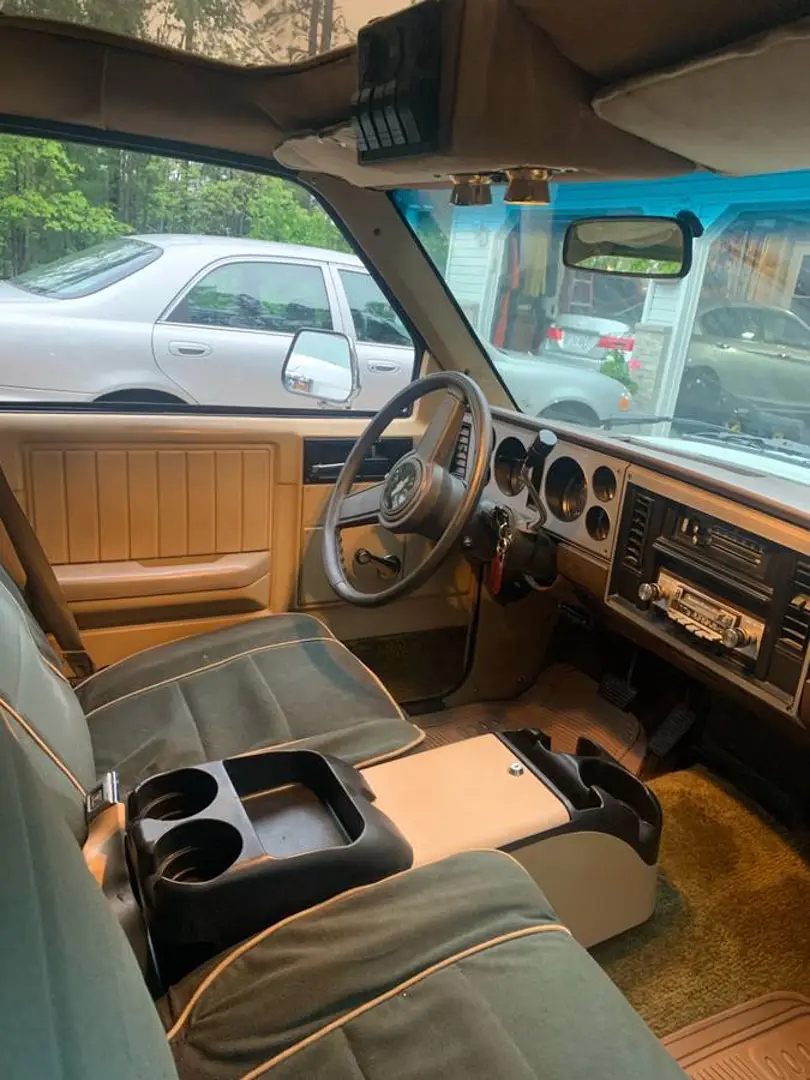 Переоборудованный фургон Chevy 1984 года с капитанскими креслами и кроватью