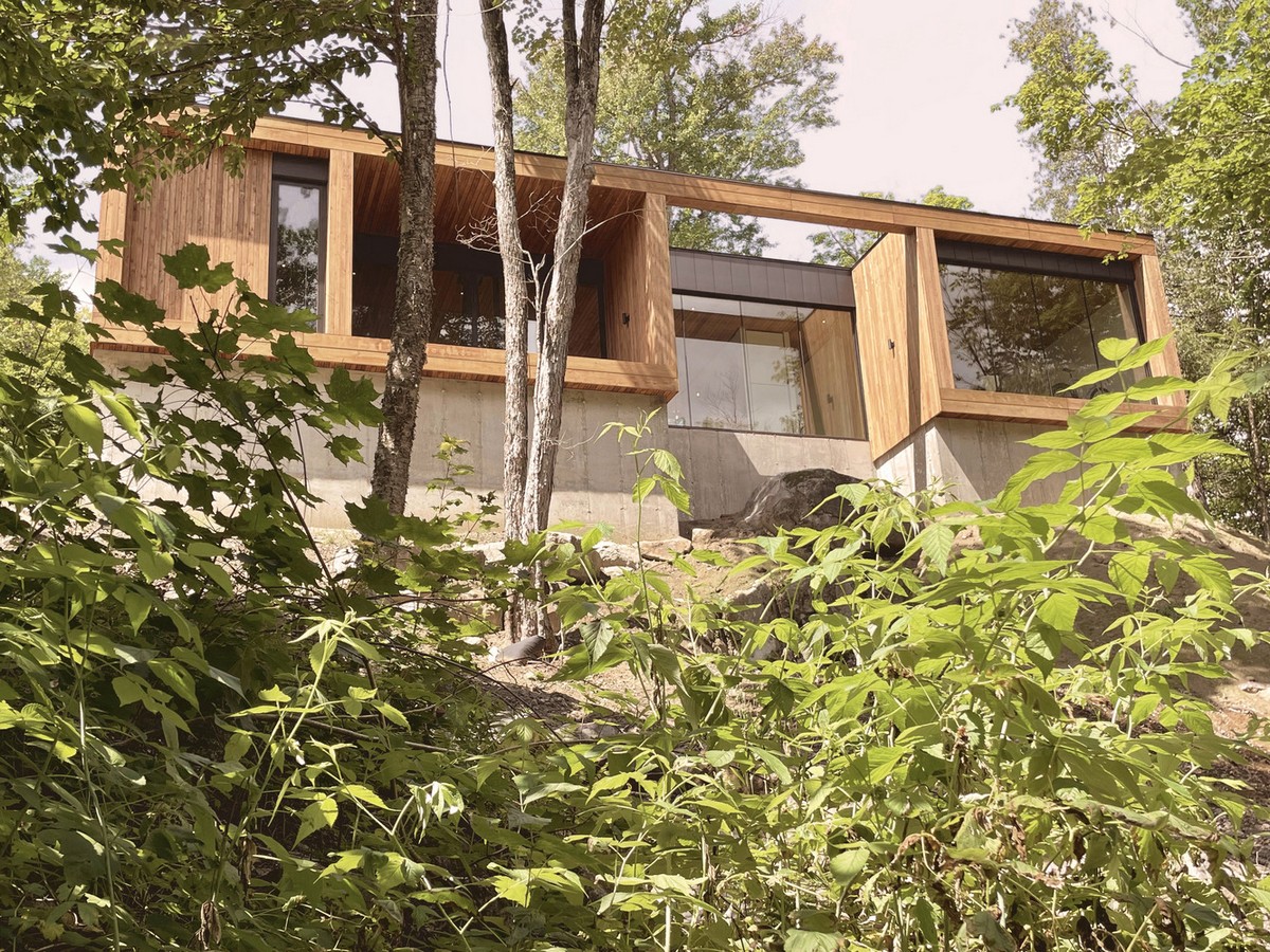 Резиденция на склоне с видами на лес в Канаде