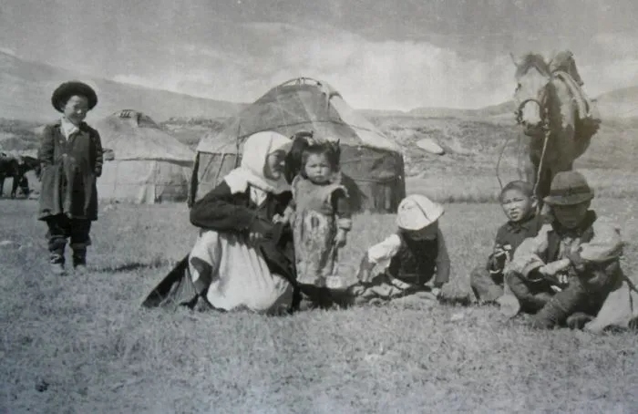 Зачем казахи плевали детям в рот и другие древние традиции казахского народа