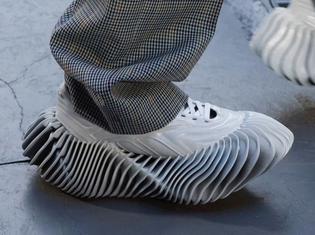 Дизайн обуви, который балансирует на грани безумия и абсурда