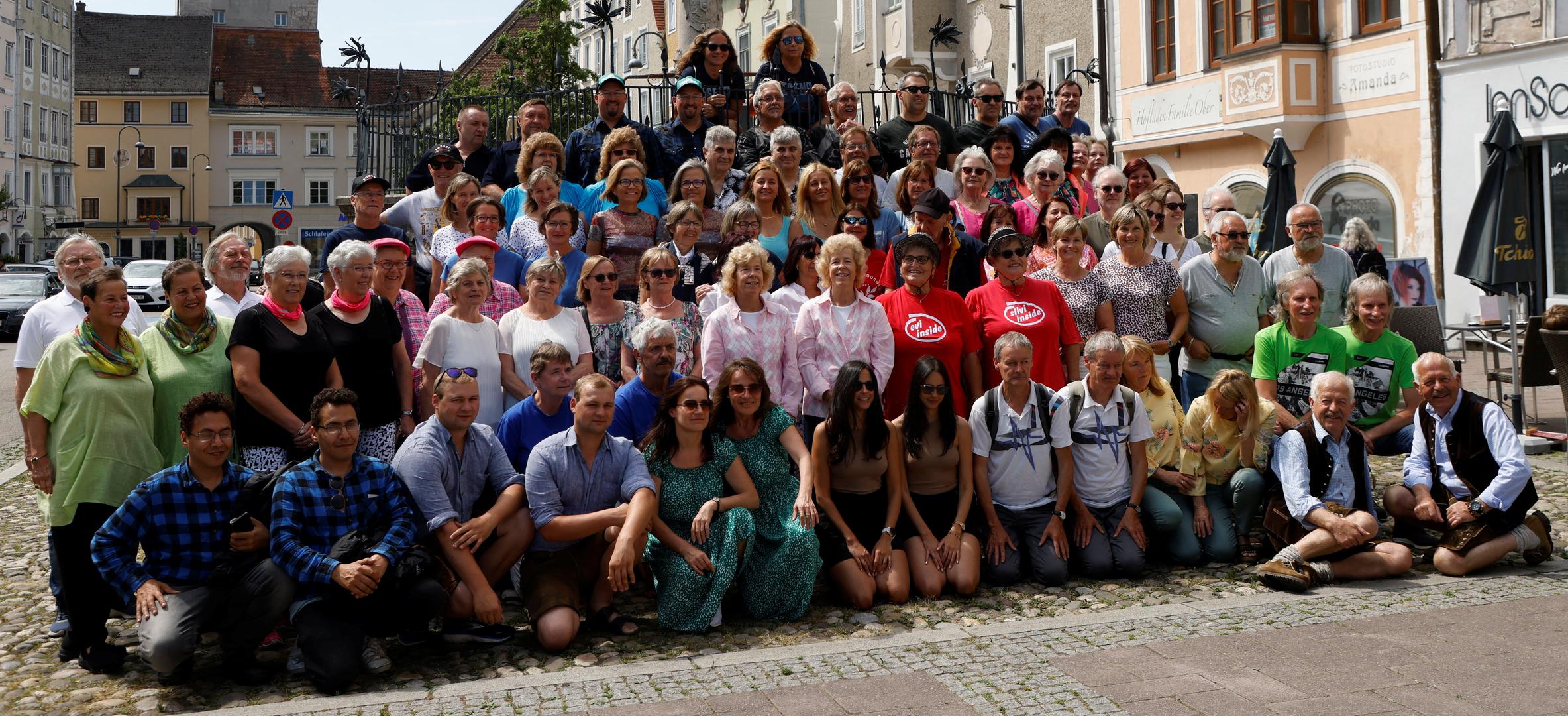 Близнецы со всего мира съехались в Австрию на встречу идентичных братьев и сестер