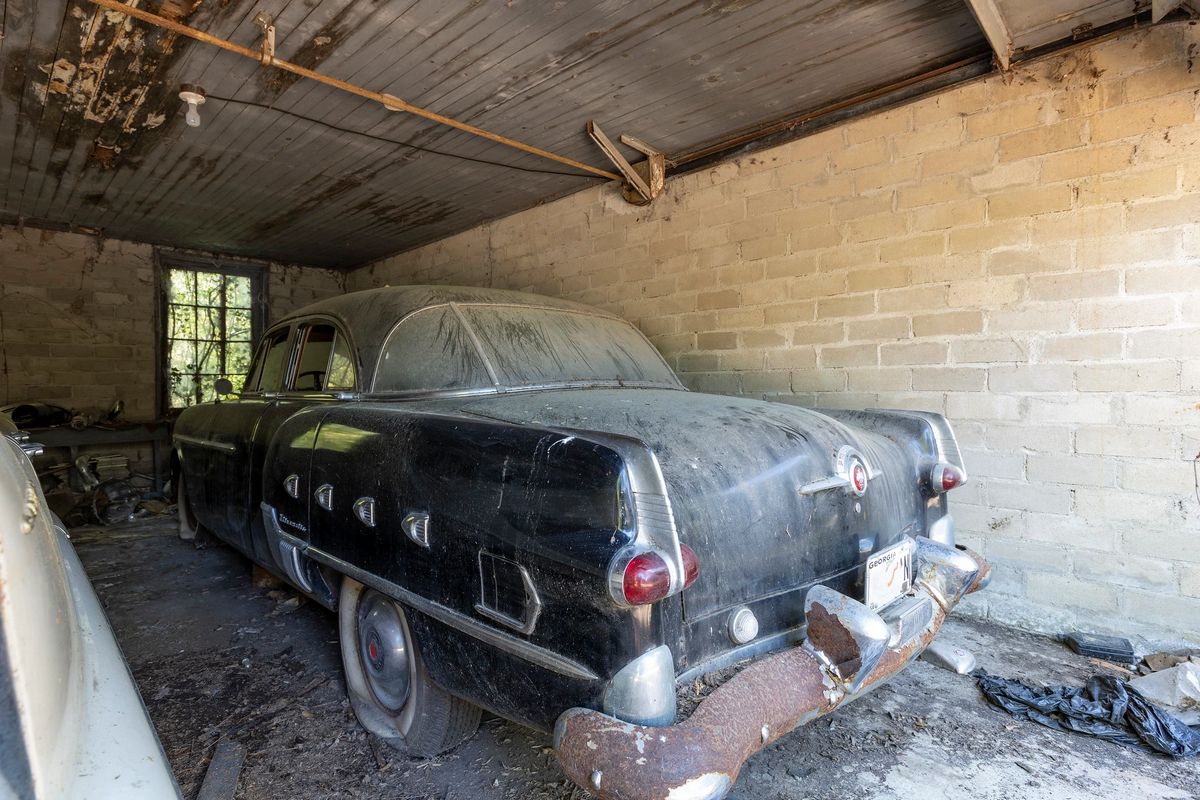 Заброшенный дом коллекционера антикварных автомобилей