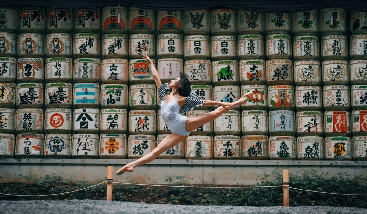 Азиатский балет на фоне городских пейзажей