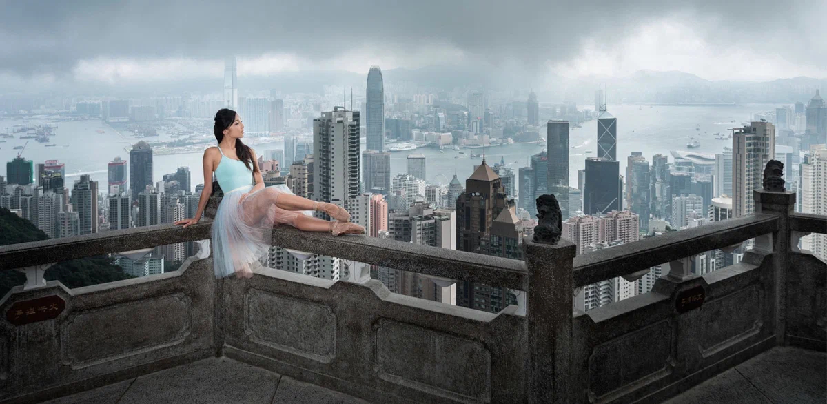 Азиатский балет на фоне городских пейзажей