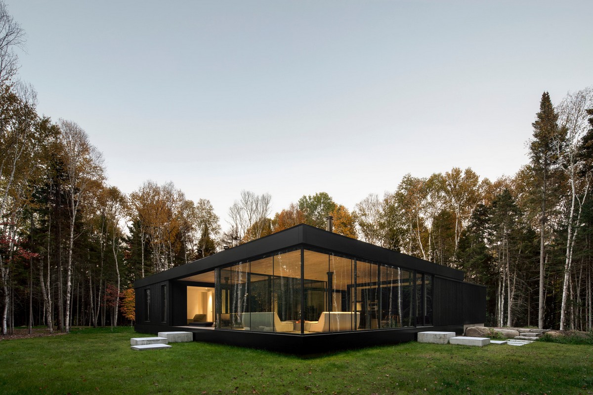 Чёрный минималистский дом на лесной поляне в Канаде