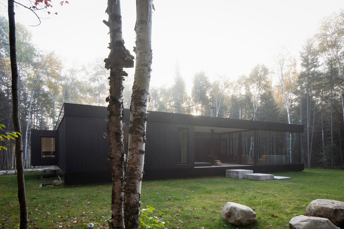 Чёрный минималистский дом на лесной поляне в Канаде
