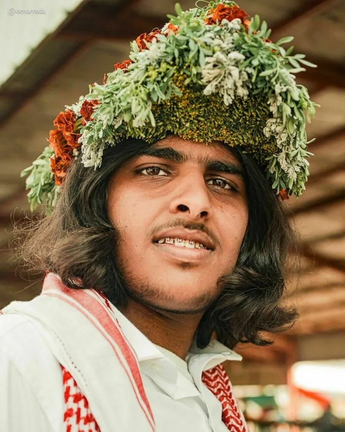 Для чего мужчины Саудовской Аравии украшают себя цветами