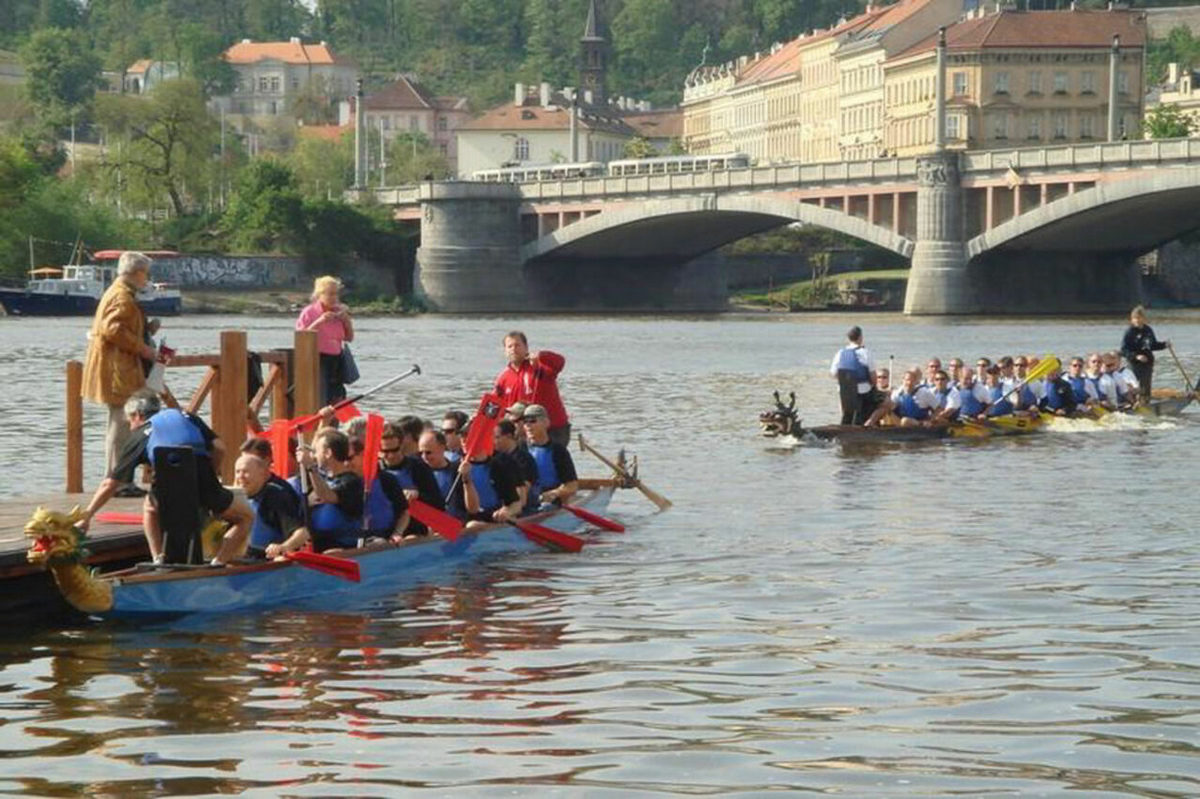 Культовые гонки на лодках-драконах в Гонконге