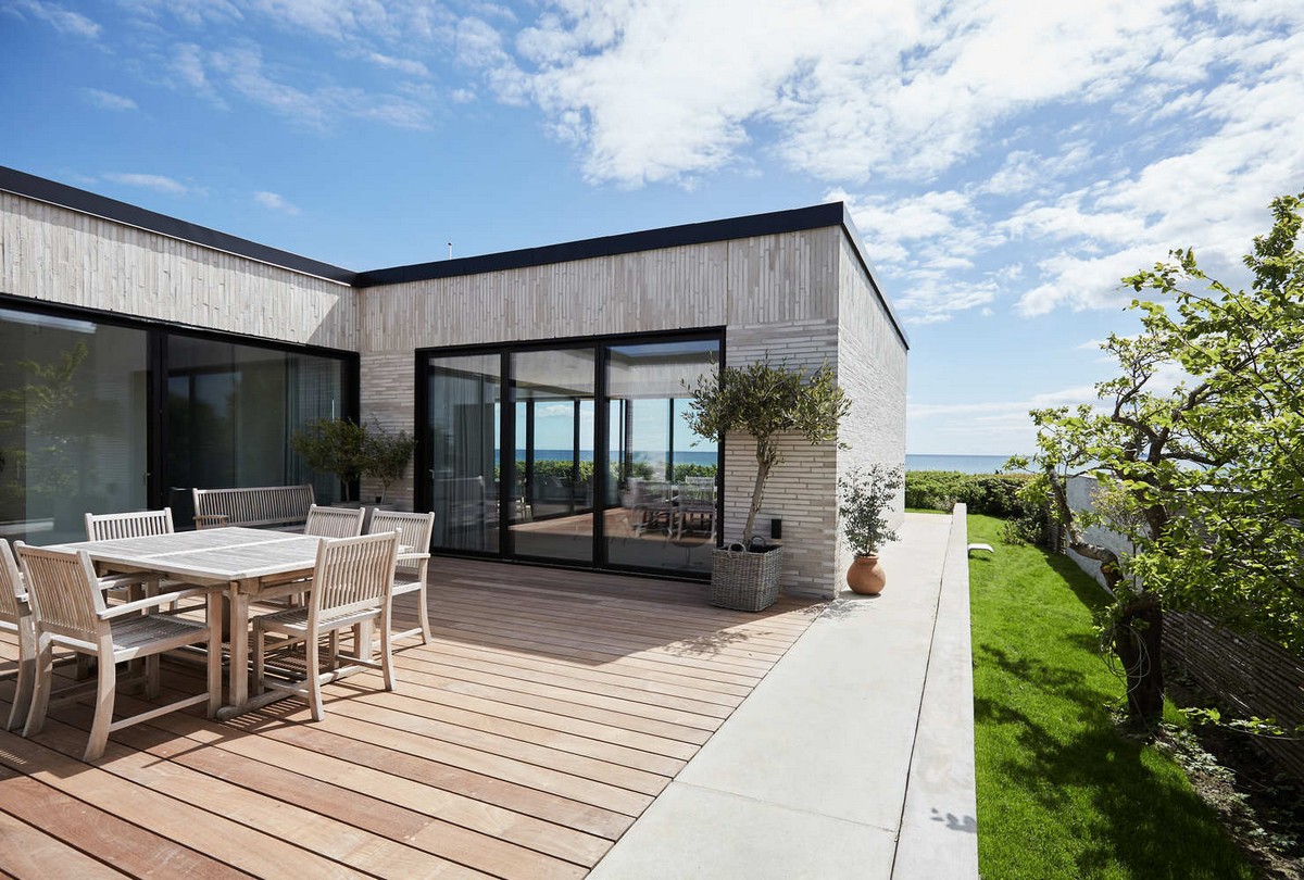 Современный дом на берегу моря в Дании