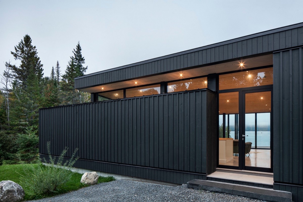 Чёрный дом у озера в Канаде