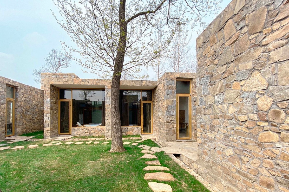 Каменный дом с двором в Китае