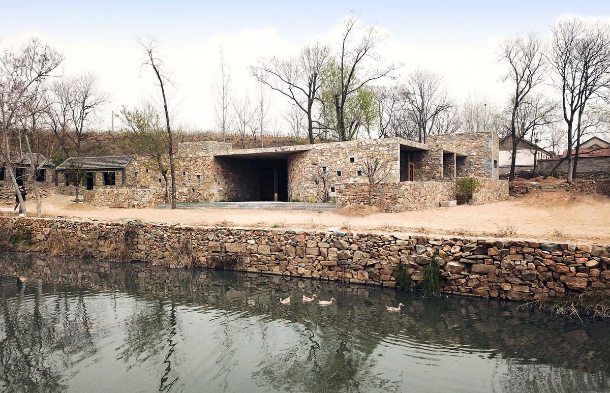 Каменный дом с двором в Китае