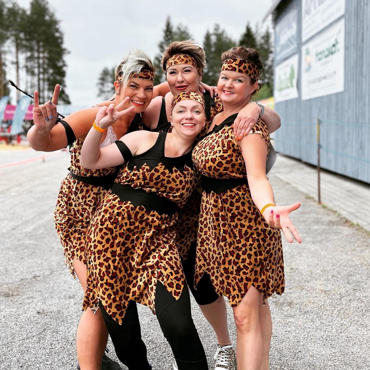 Участники чемпионата мира по переноске жен в Финляндии