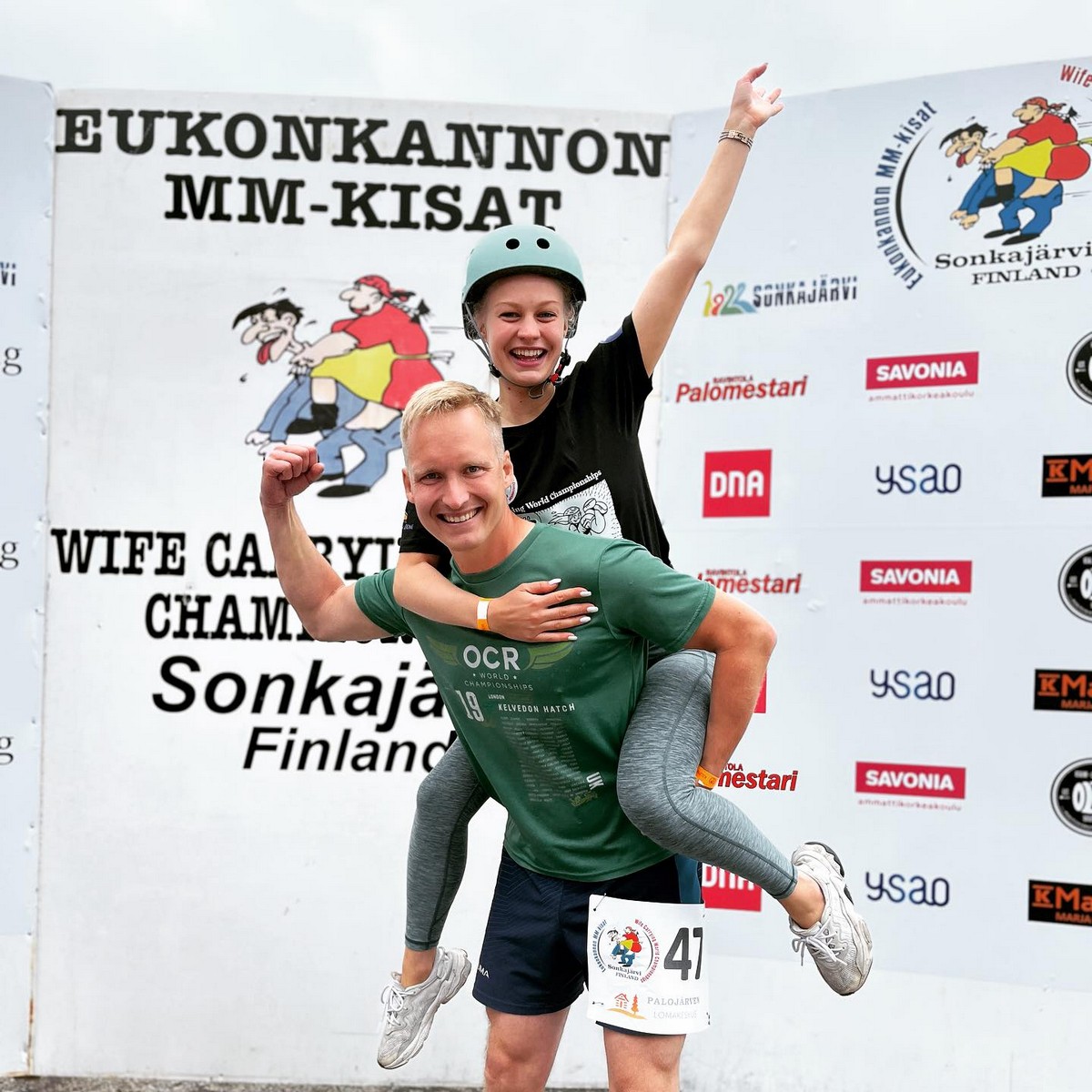 Участники чемпионата мира по переноске жен в Финляндии