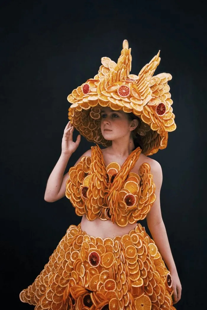 Сложные наряды от бразильской художницы, сделанные из природных материалов