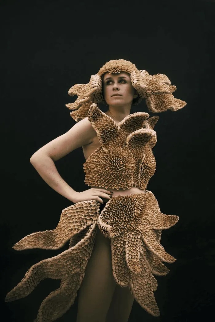 Сложные наряды от бразильской художницы, сделанные из природных материалов