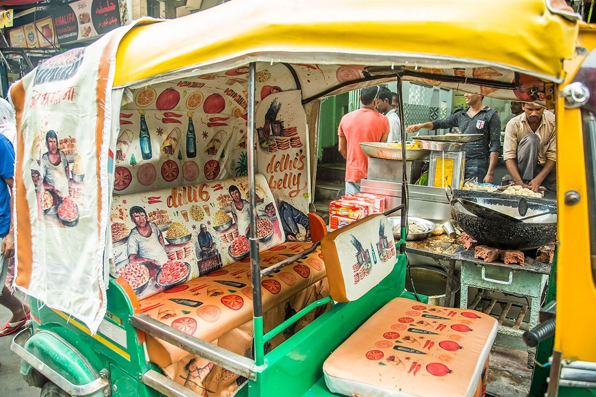 Талантливые дизайнеры из Индии превращают салоны такси в арт-объекты