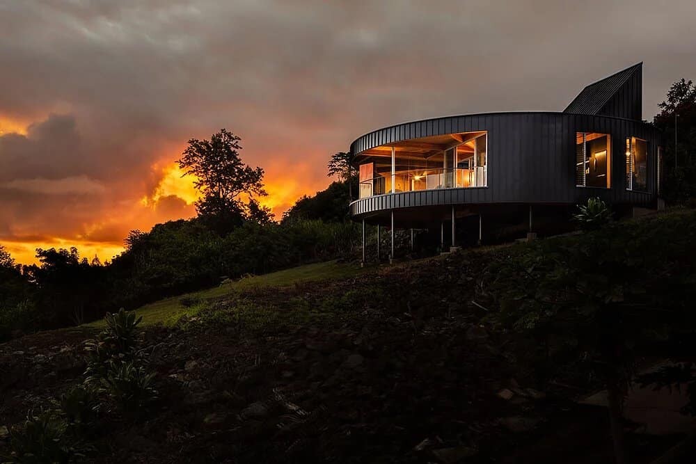 Круглый дом на шестах с видом на океан на Гавайях