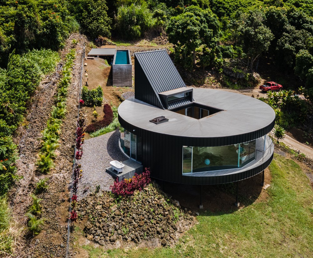 Круглый дом на шестах с видом на океан на Гавайях