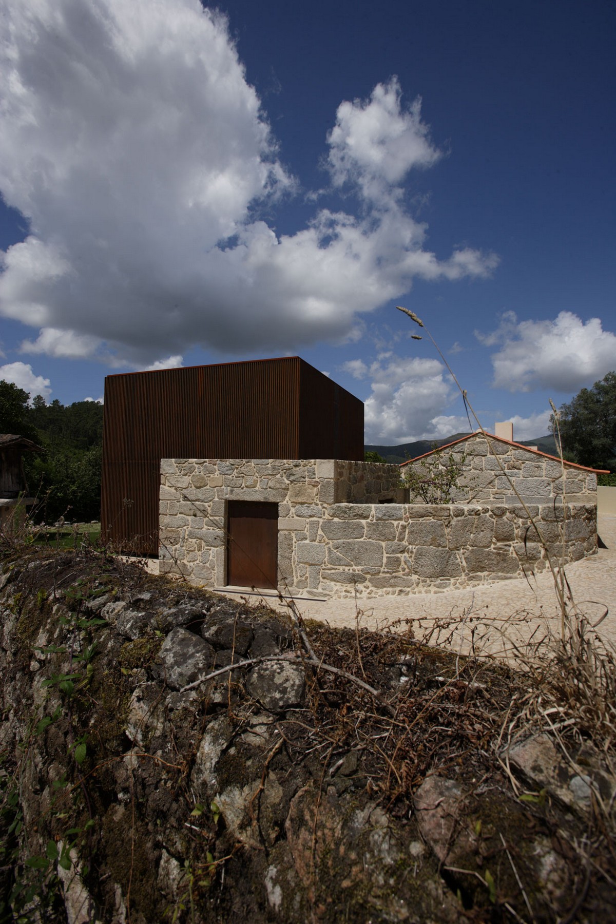Старый фермерский дом превратили в современное жилище в Португалии