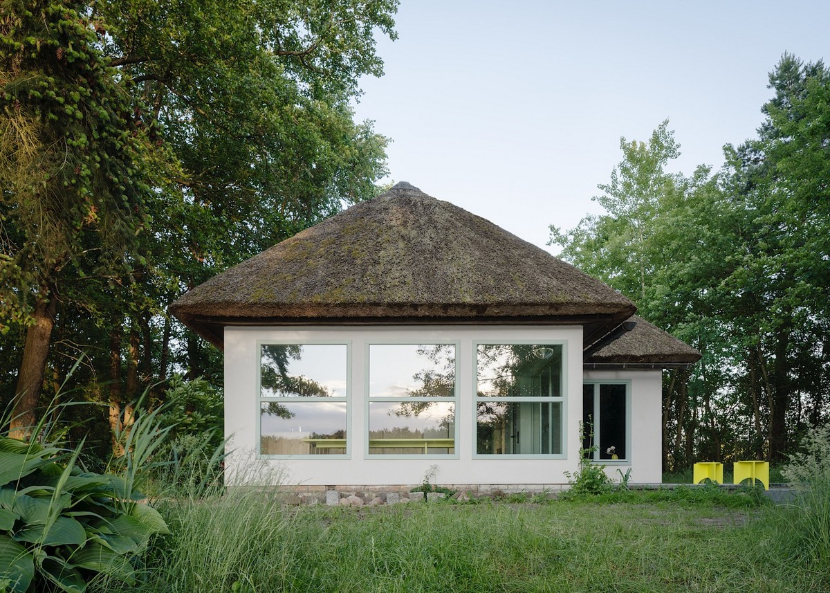 Простой домик для отдыха на берегу озера в Германии