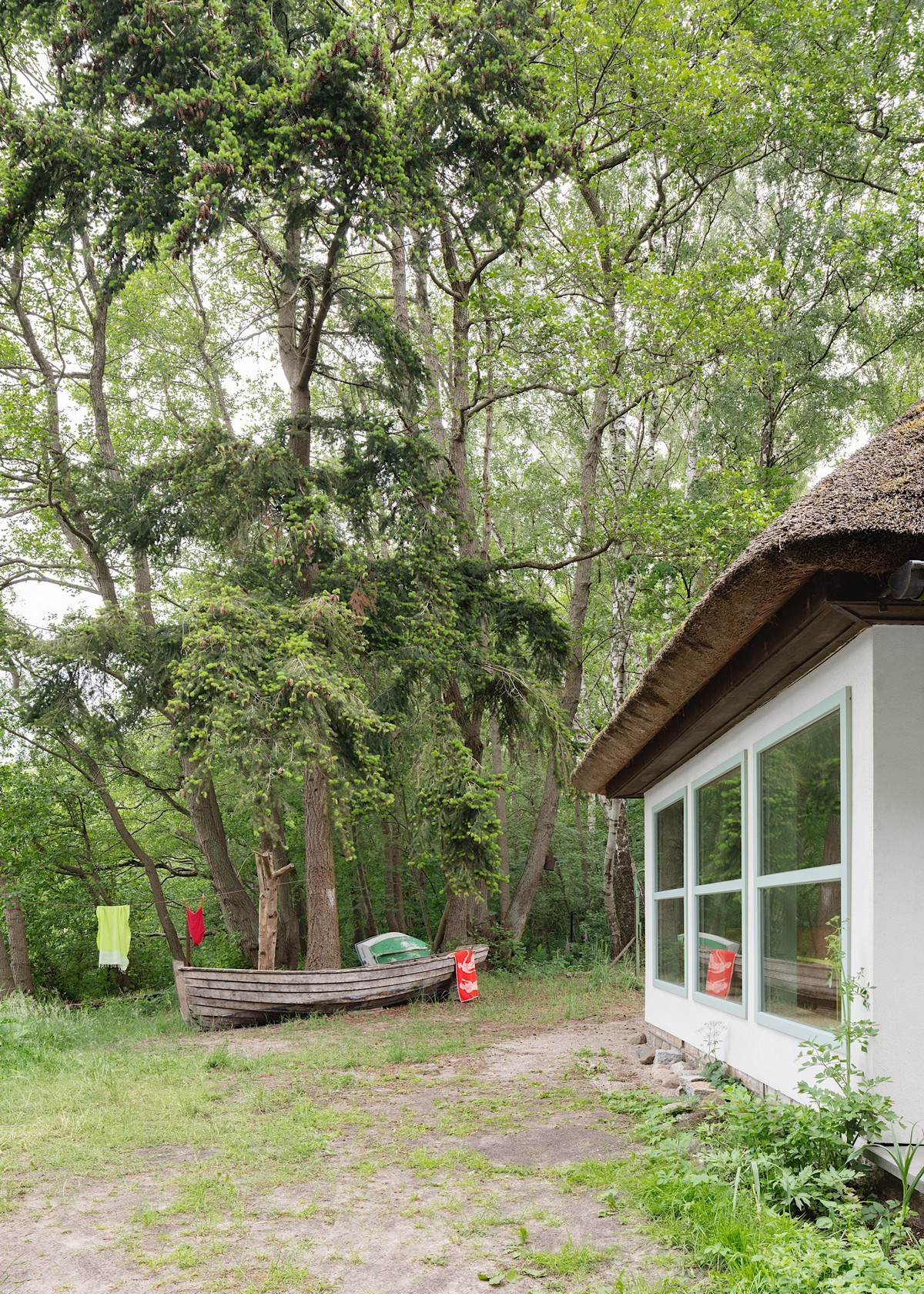 Простой домик для отдыха на берегу озера в Германии