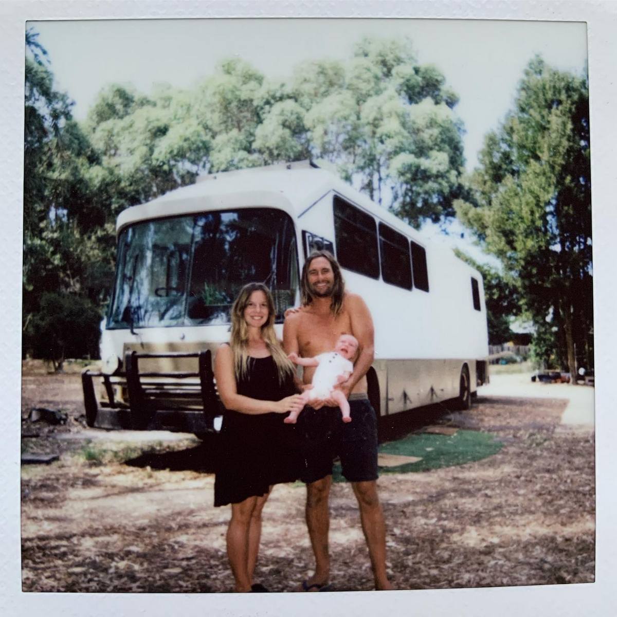 Австралийская пара живет в автобусе в глубинке в поисках золота