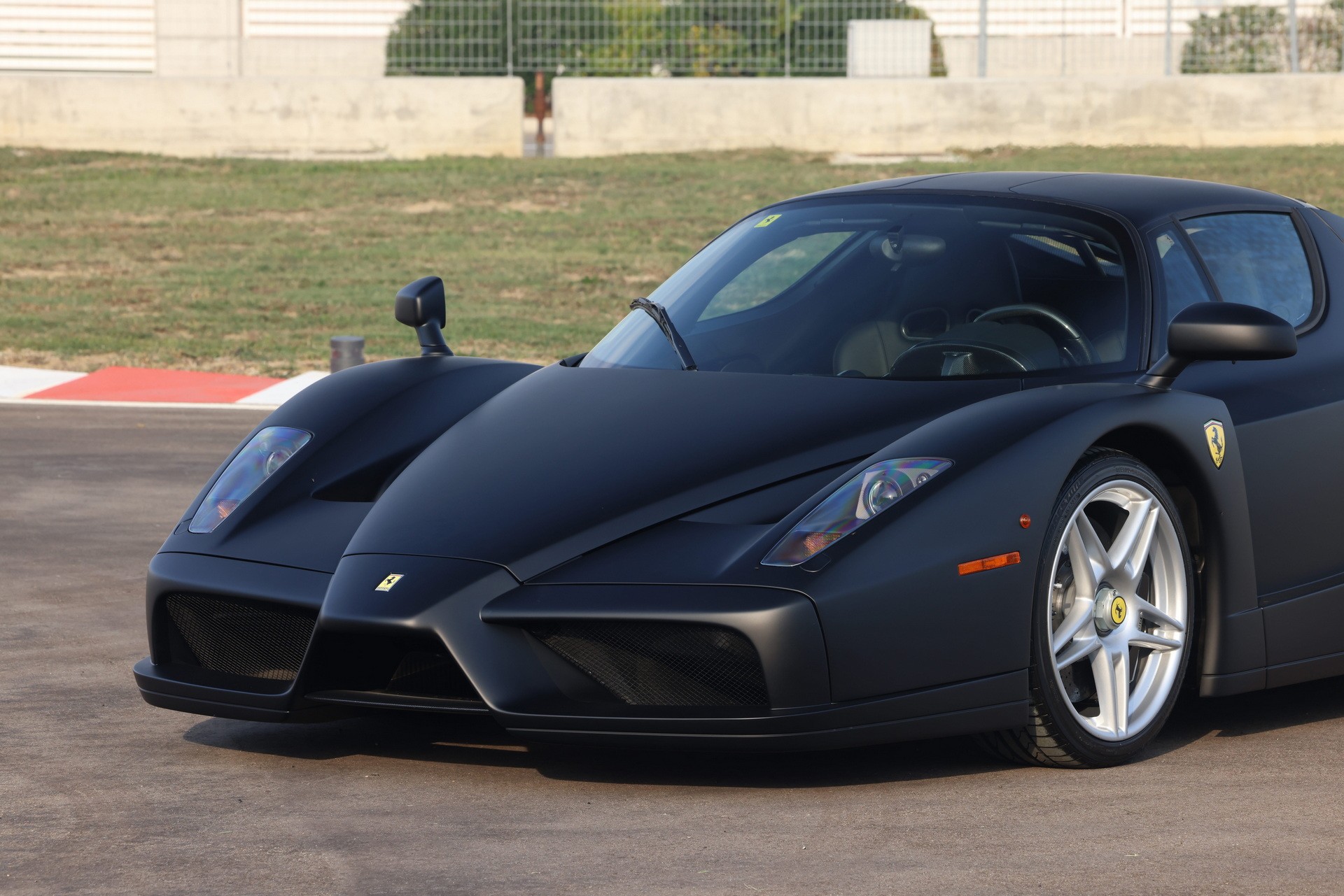 Уникальный черный матовый Ferrari Enzo 2004 года