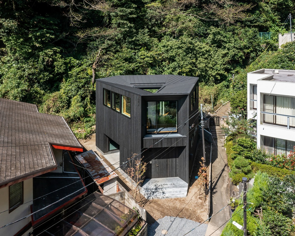 Дом с двором у подножия горы в Японии