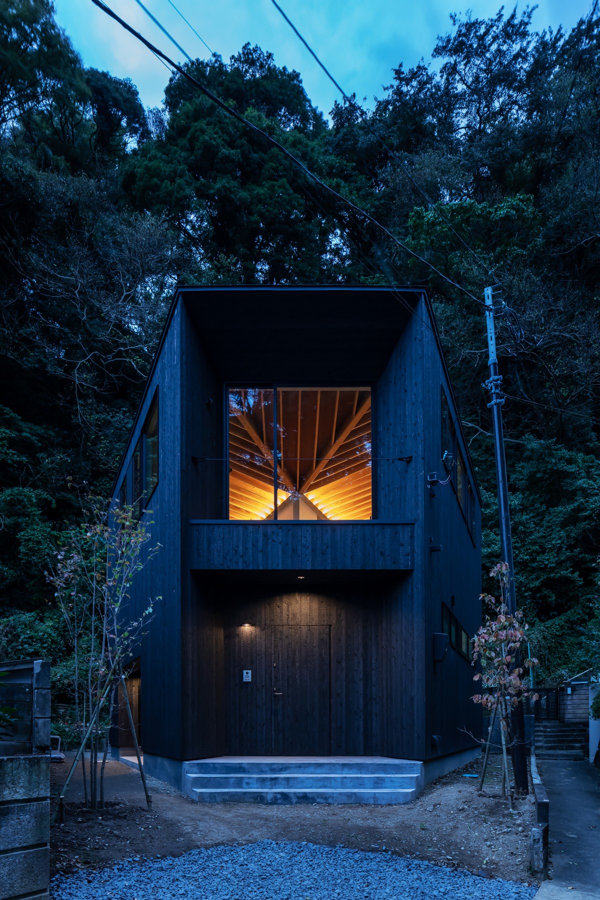 Дом с двором у подножия горы в Японии