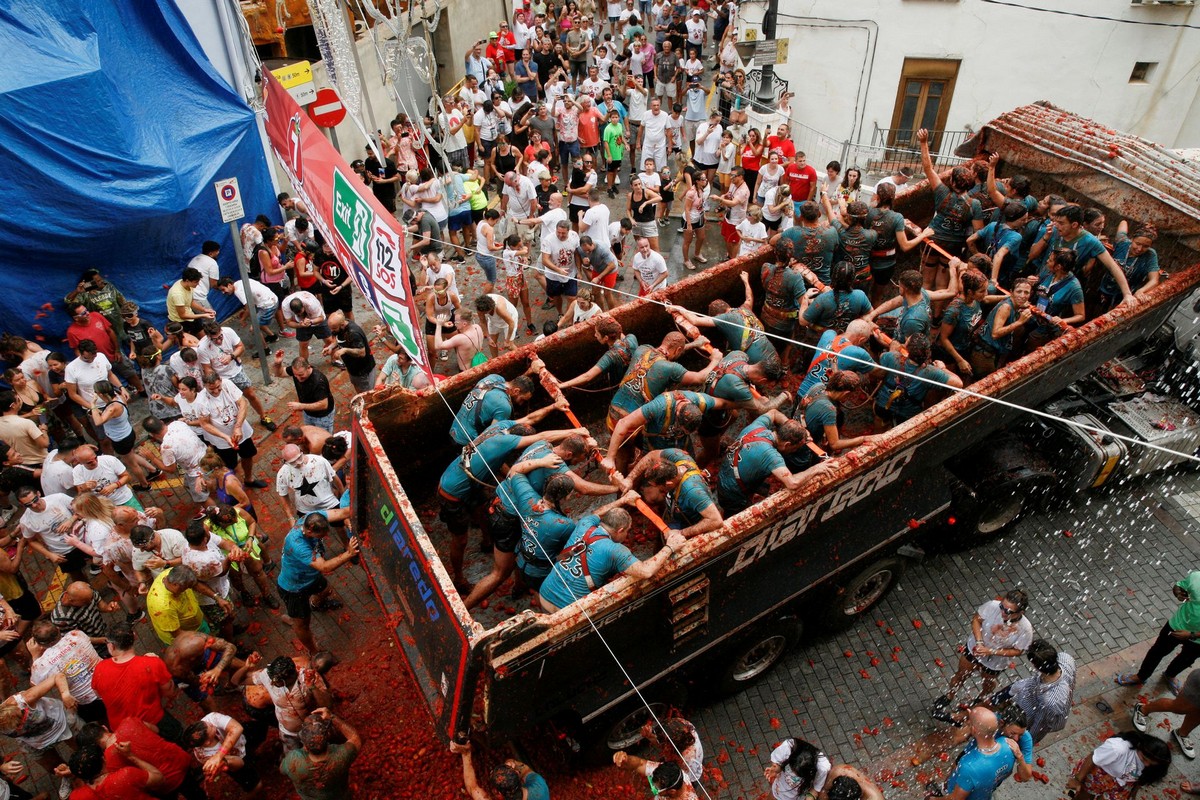 Уличная битва La Tomatina окрасила Испанский город в красный цвет