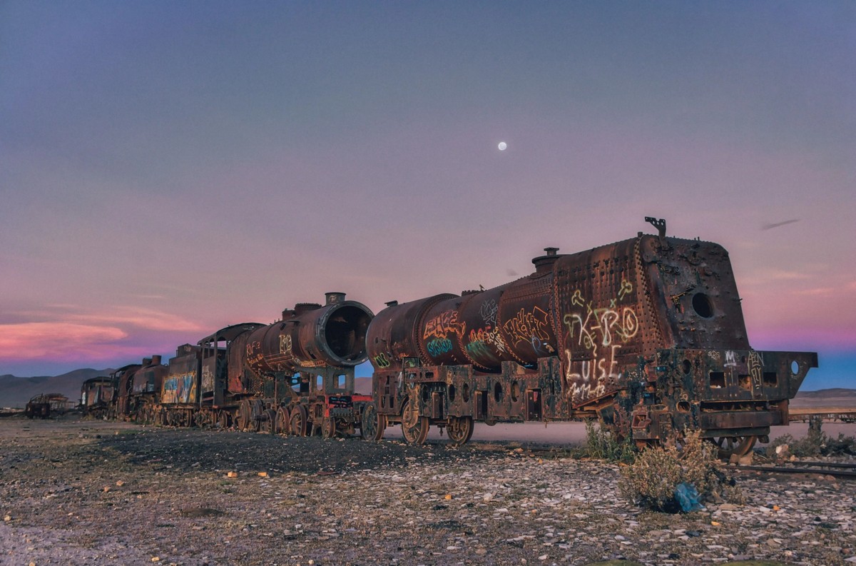 Кладбище брошенных британских железнодорожных вагонов и локомотивов в пустыне