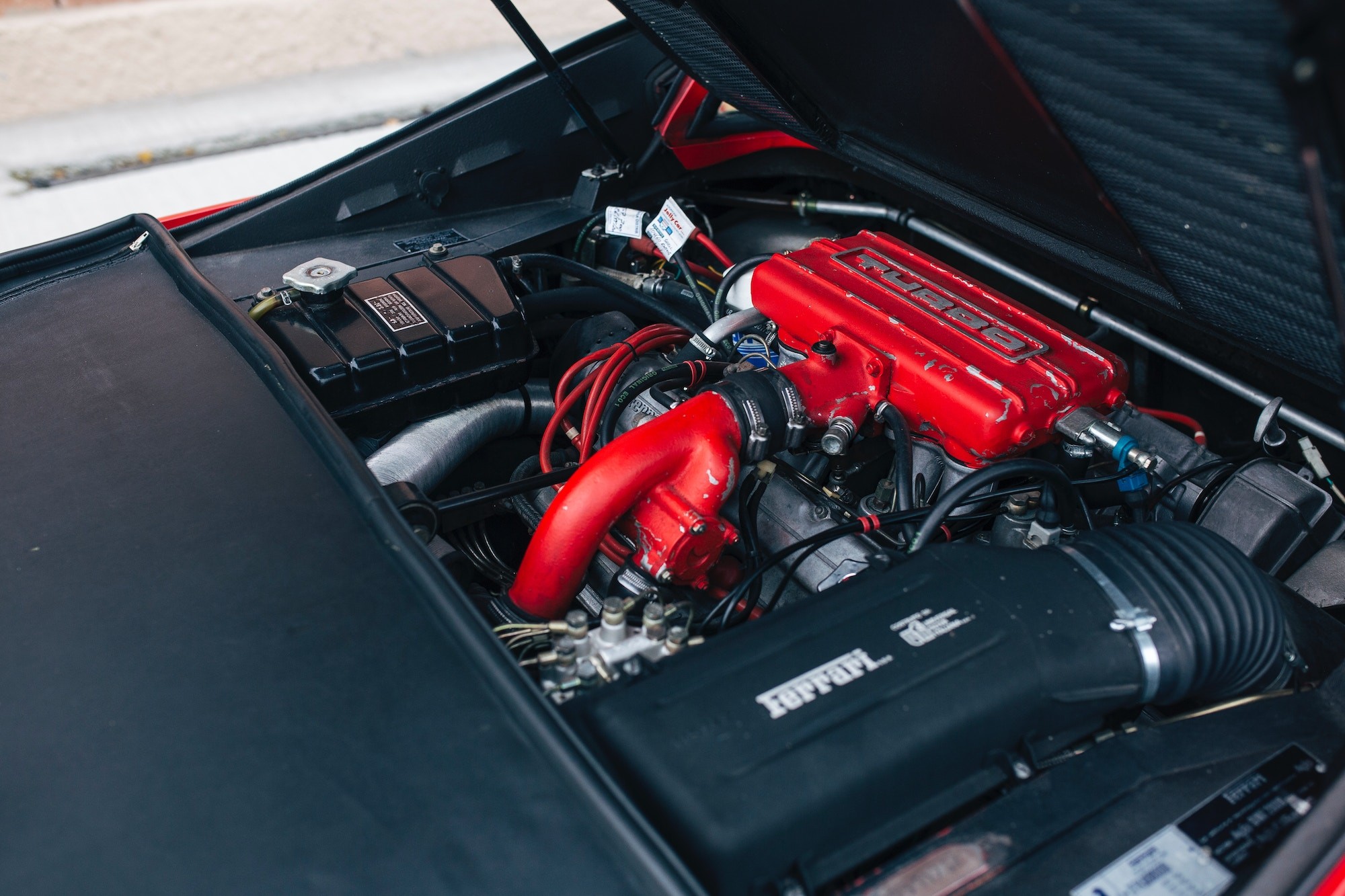 Классический суперкар Ferrari 1984 года выпуска с уменьшенным объемом двигателя