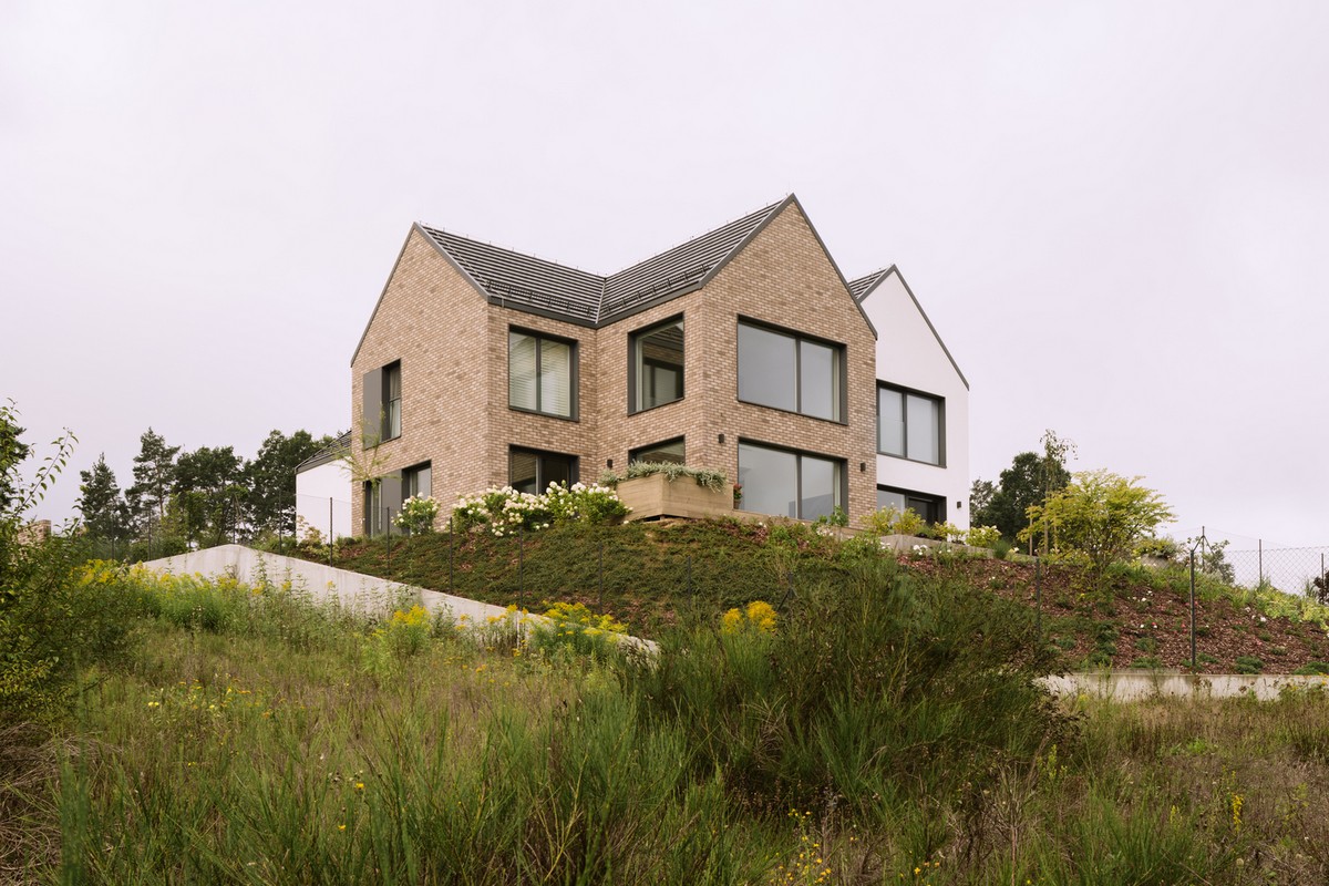 Дом на крутом склоне с видом на парк в Польше