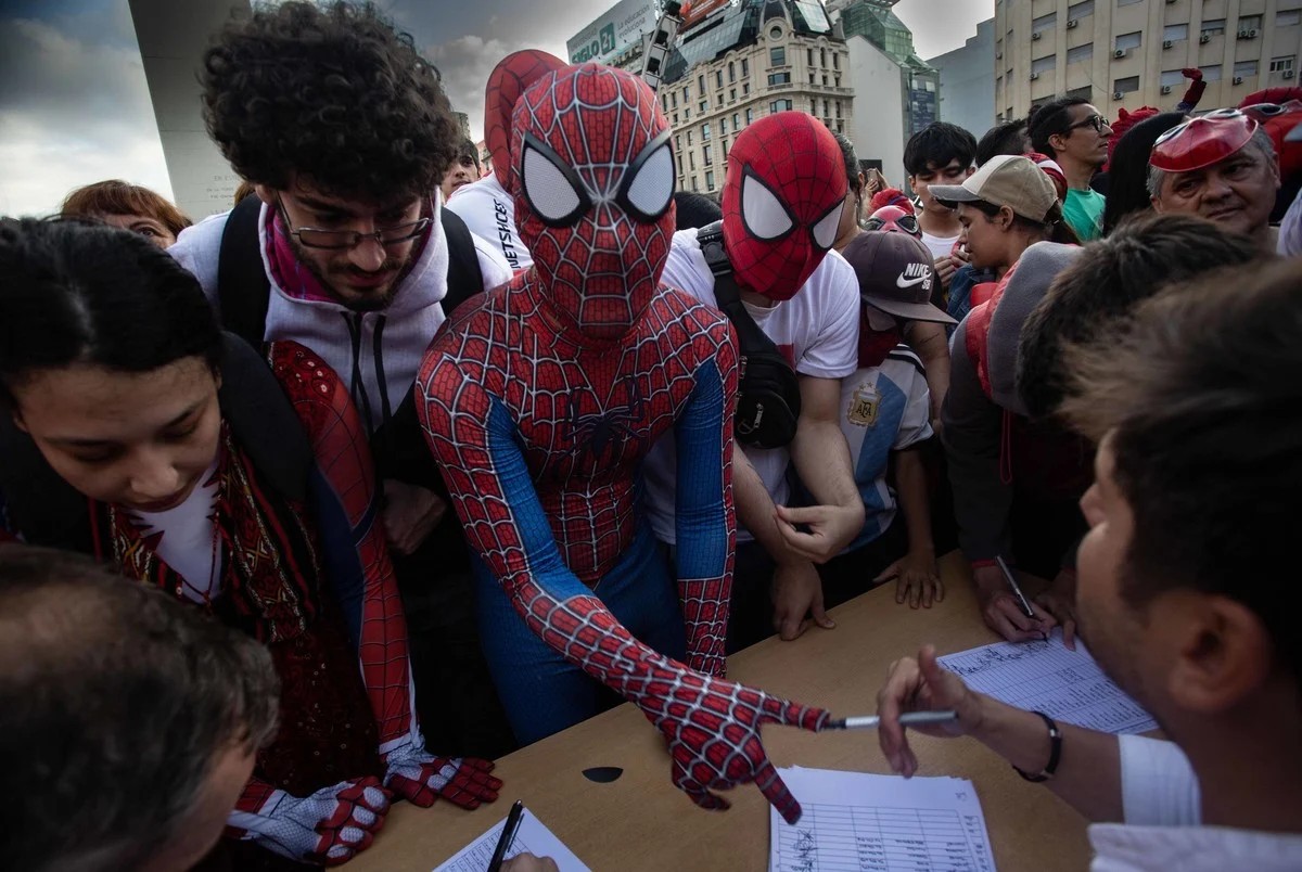Более тысячи человек в костюмах Человека-паука собрались на площади в Буэнос-Айресе